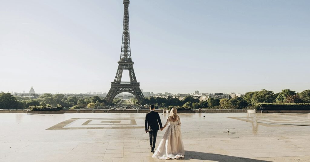 Pareja celebrando matrimonio en el extranjero
