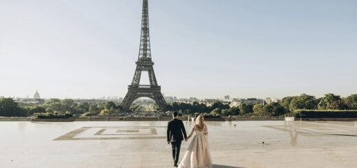 Pareja celebrando matrimonio en el extranjero