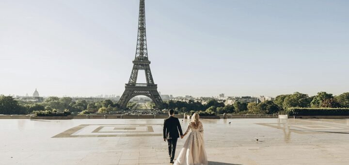 Pareja celebrando matrimonio en el extranjero